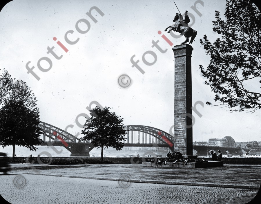 Das Denkmal des Ulanen Regiments ; The monument to the Lancers Regiment (foticon-simon-340-015-sw.jpg)